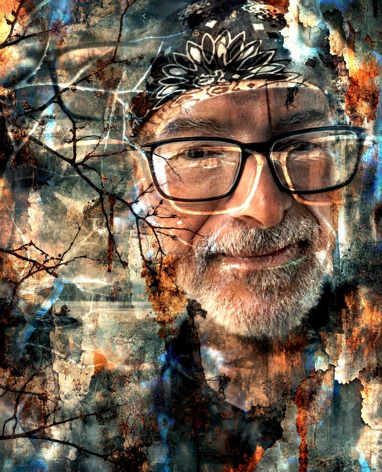 Portrait de Franke Feedcut en surimpression, parmi des branches nues et des textures de rouille et d'eau, souriant.