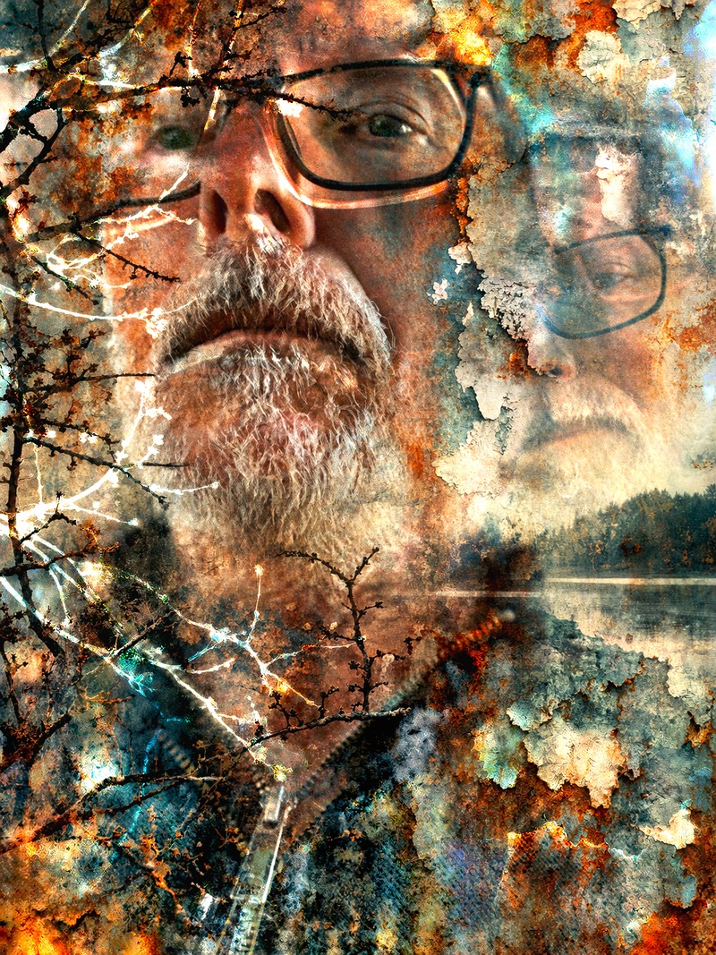 Portrait de Franke Feedcut en surimpression : un visage dédoublé par des lunettes, fondu dans des branches nues, un mur de rouille et un lac en arrière-plan.