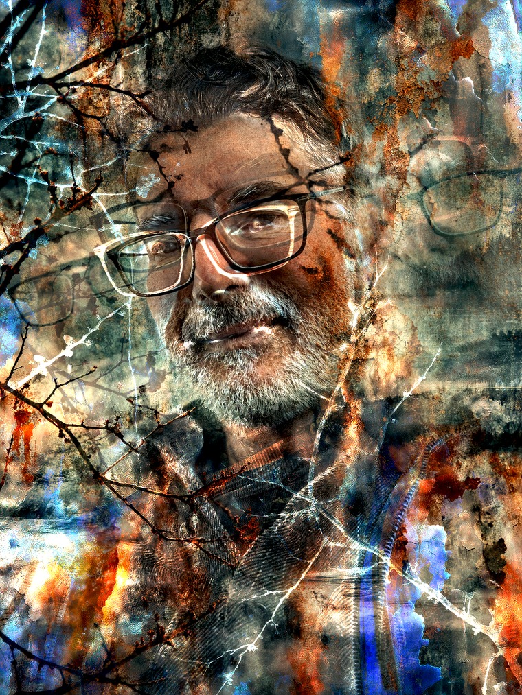 Portrait de Franke Feedcut en surimpression : un visage de face, lunettes et regard grave de biais, fondu dans des branches nues et un mur de rouille aux éclats bleus.