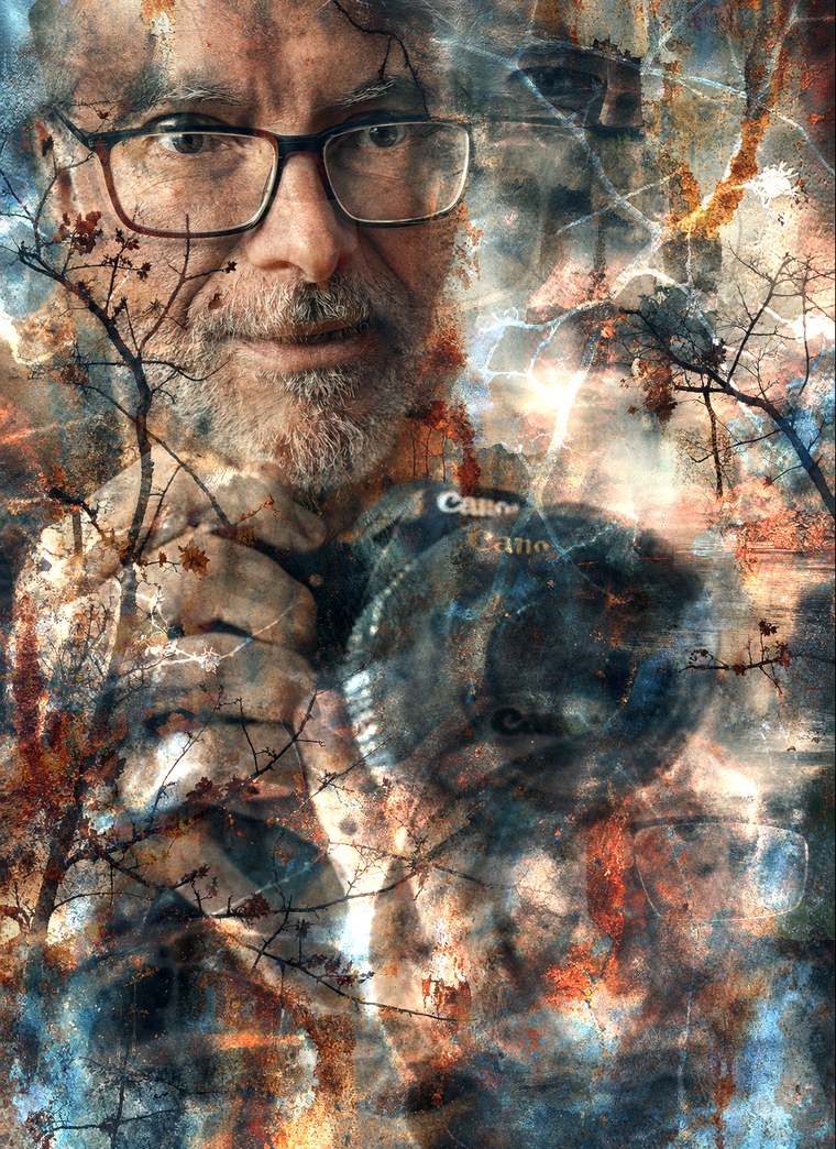 Portrait de Franke Feedcut en surimpression : un appareil photo tendu vers l'objectif, parmi des branches nues et des textures de rouille.